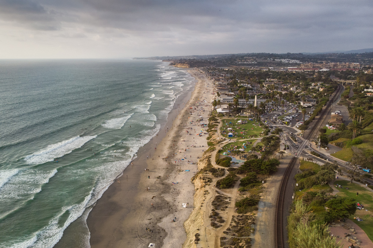 the coastline of Del Mar California has lots of beachfront dining